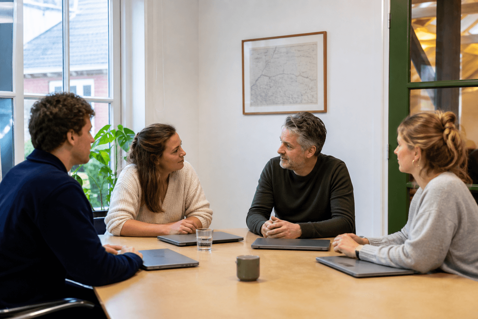 Teamoverleg in een nuchtere kantooromgeving in Noord-Nederland